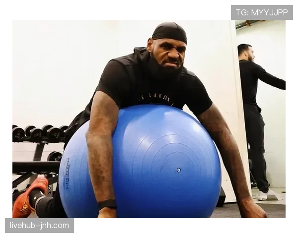 勒布朗·詹姆斯又在凌晨四点发训练视频，这自律是真实存在的吗？